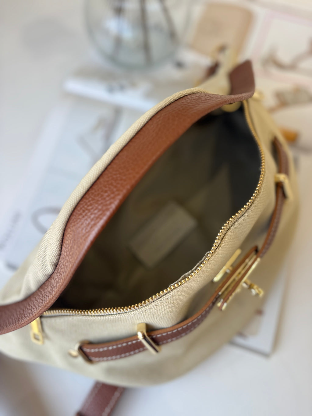 MIA Sling Canvas - Borsa Tracolla Banana Beige e Cuoio con Oro